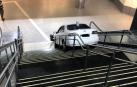 El coche, encajado en las escaleras