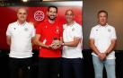 Urdánoz recibe el premio de mejor árbitro de Fútbol Sala de manos de Luis Rubiales, presidente de la RFEF.