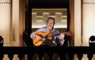 Una de las canciones que el guitarrista flamenco sevillano Rafael Riqueni interpretó desde un balcón del Palacio de Navarra este miércoles por la noche