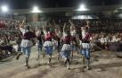 El Grupo de Danzas realiza uno de sus bailes ante una plaza de San Francisco Javier abarrotada de vecinos de Ribaforada