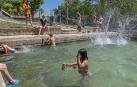 El manantial de agua salada de Estella es un espacio concurrido durante el verano