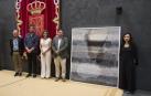 Miembros de la Mesa del Parlamento junto a la obra de Asun Goikoetxea
