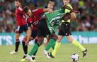 Lucas Torró intenta detener el avance de William Carvalho
