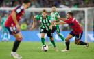 Jon Moncayola trata de frenar el arranque de Sergio Canales en el partido del viernes
