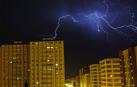 Un rayo sobre varios bloques de viviendas en Barañain, este domingo
