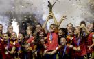Las jugadoras de España celebran con el trofeo el título de campeona de la Copa Mundial Femenina Sub-20 tras vencer a Japón