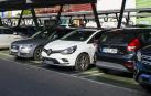 Coches en un aparcamiento público