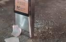 Daños ocasionados en un poste informativo del Transporte Urbano Comarcal
