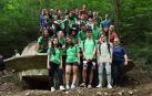 Los jóvenes participantes en el campo de voluntariado, junto a las autoridades que han visitado la zona