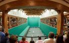 Panorámica desde la balconada del trinquete del Club de Tenis durante la disputa de las semifinales del Torneo del Jamón