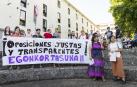 Los docentes, durante su concentración frente al departamento de Educación