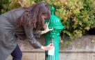 Amaia Ibáñez, inspectora de sanidad ambiental, recoge una muestra de agua de una fuente pública