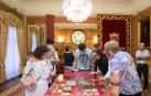 Participantes en una visita guiada al Ayuntamiento de Pamplona anterior