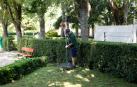 Una persona realizando labores de jardinería
