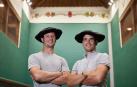 Miki Lascoiti e Íñigo Ansó, en el trinquete del Club de Tenis, escenario en el que se hicieron con el título del Torneo del Jamón