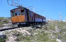 El tren cremallera de La Rhune parte desde Sara, en Francia, y culmina en la cima, que limita con Bera.
