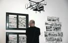 Un visitante ayer de la exposición Secuestro en las Bardenas, de Ernesto y Javier Murillo.