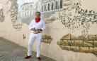 José Ignacio Pardo posa delante del mural de Rachid Aakil ilustrando el antiguo ayuntamiento.