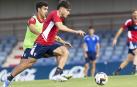 Ez Abde trata de marcharse de Manu Sánchez durante el entrenamiento rojillo de este sábado en Tajonar