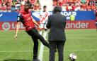 Asier Martínez realiza el saque de honor en El Sadar
