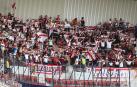 Aficionados del Rayo Vallecano animan a los suyos en El Sadar