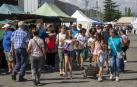 Familias y parejas pasean por el mercadillo de Landaben