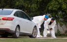 Un policía forense inventiga en el lugar de los hechos