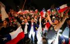 Votantes chilenos partidarios del rechazo a la nueva Constitución celebran el resultado