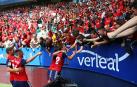 Aimar Oroz celebra su gol ante la hinchada rojilla
