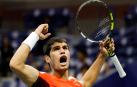 Carlos Alcaraz celebra su victoria ante Cilic y su pase a cuartos de final del Abierto de EE. UU