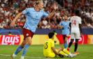 Haaland celebra uno de los tantos con Bono batido