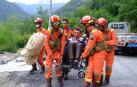 Operarios de rescate chino trasportan a uno de los heridos