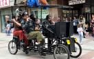 Demode Quartet actúa hoy por las calles de Ansóain con su espectáculo 'Sobre ruedas'.