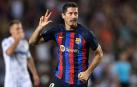 El delantero polaco Robert Lewandowski indica el 3 tras anotar el tercer gol con el Barcelona