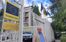 Juan Zaratiegui, en la entrada a la oficina de la UE en Pristina en la que trabaja.