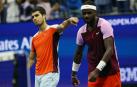 Carlos Alcaraz (izda.), junto al estadounidense Frances Tiafoe tras la semifinal del US Open