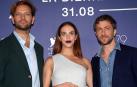 Francesco Carrozzini (dcha), Alessandro Borghi y Jessica Brown posan en el Festival de Venecia en la presentación de la película 'The Hanging Sun'