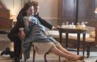 La reina Isabel II (interpretada por Claire Foy en las primeras temporadas de la serie ‘The Crown’), junto a su marido, el príncipe Felipe de Edimburgo (Matt Smith), esperan la llegada de  su tercer hijo, el príncipe Andrés. Escrita por el guionista Peter Morgan para Netflix, en noviembre de 2016 arrancó esta serie a partir de la película ‘The Queen’ (’La reina’, 2006). En esta imagen se ve a la joven pareja al poco de acceder al trono, alejados del protocolo, sin maquillajes ni coronas, como cualquier matrimonio en su habitación. En este caso, de palacio