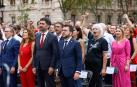 El presidente de la Generalitat, Pere Aragonès (c), junto a Jordi Puigneró (3i), Laura Vilagrá (2i), Jaume Giró (i), y su esposa Janina Juli (d), durante el acto organizado por Òmnium Cultural con motivo de la Diada del 11 de septiembre, este domingo en Barcelona