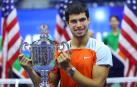 Carlos Alcaraz posa sonriente con el trofeo tras ganar el Abierto de EE UU