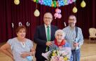 Enrique Maya felicita a la centenaria Carmen Velázquez