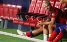 Antoine Griezmann, en el banquillo del Atlético durante el choque de Liga contra el Celta de Vigo