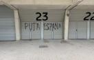 pintadas contra la Selección española en El Sadar