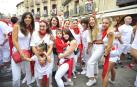 Cuadrilla celebrando el cohete de inicio de la fiesta en Olite