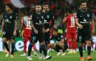 Los jugadores del Atlético de Madrid, cabizbajos tras perder contra el Bayer Leverkusen en el feudo alemán
