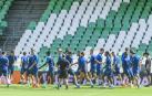 Los jugadores del Real Betis durante el entrenamiento previo al partido de la UEFA Europa League en el estadio Benito Villamarín