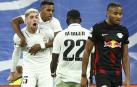 Valverde celebra con sus compañeros el tanto que abría el camino del triunfo al Real Madrid