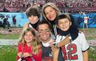 La modelo Gisele Bündchen y Tom Brady, junto a sus hijos, celebrando el título de la Super Bowl obtenido hace dos años