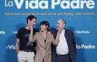 Enric Auquer, Megan Montaner y Karra Elejalde posan en el photocall de la película 'La Vida Padre'