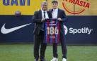 El centrocampista del Barcelona Pablo Martín Páez Gavira 'Gavi', junto al presidente Joan Laporta en el acto con público en el Spotify Camp Nou que sirvió para sellar su renovación
